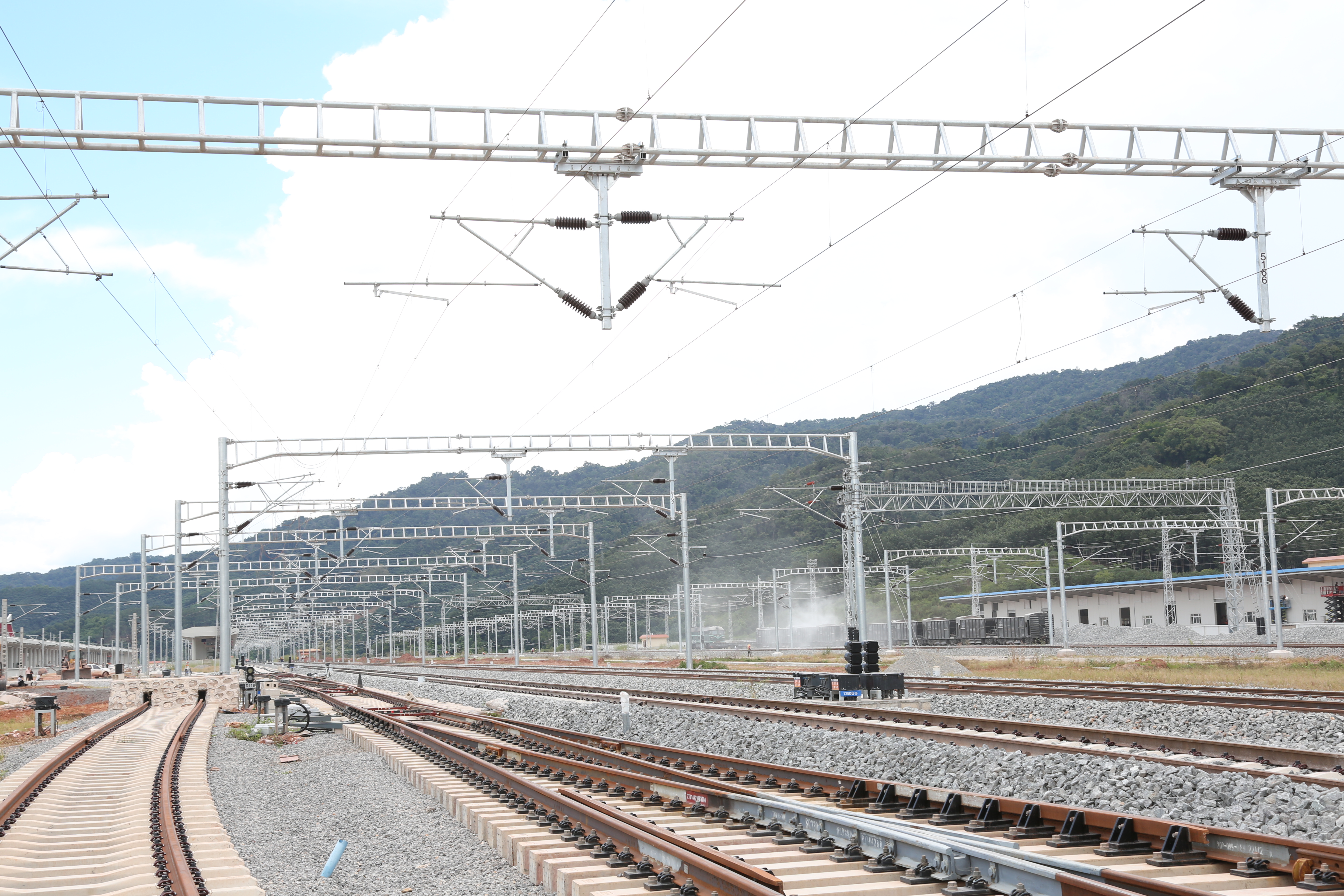 中老鐵路雙線區段送電成功，標志性節點為年底開通奠定堅實基礎